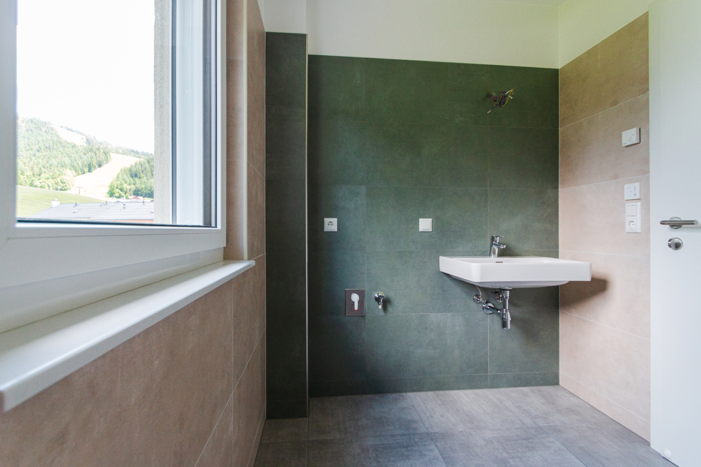 Badezimmer Mariazell mit Blick auf Bürgeralpe