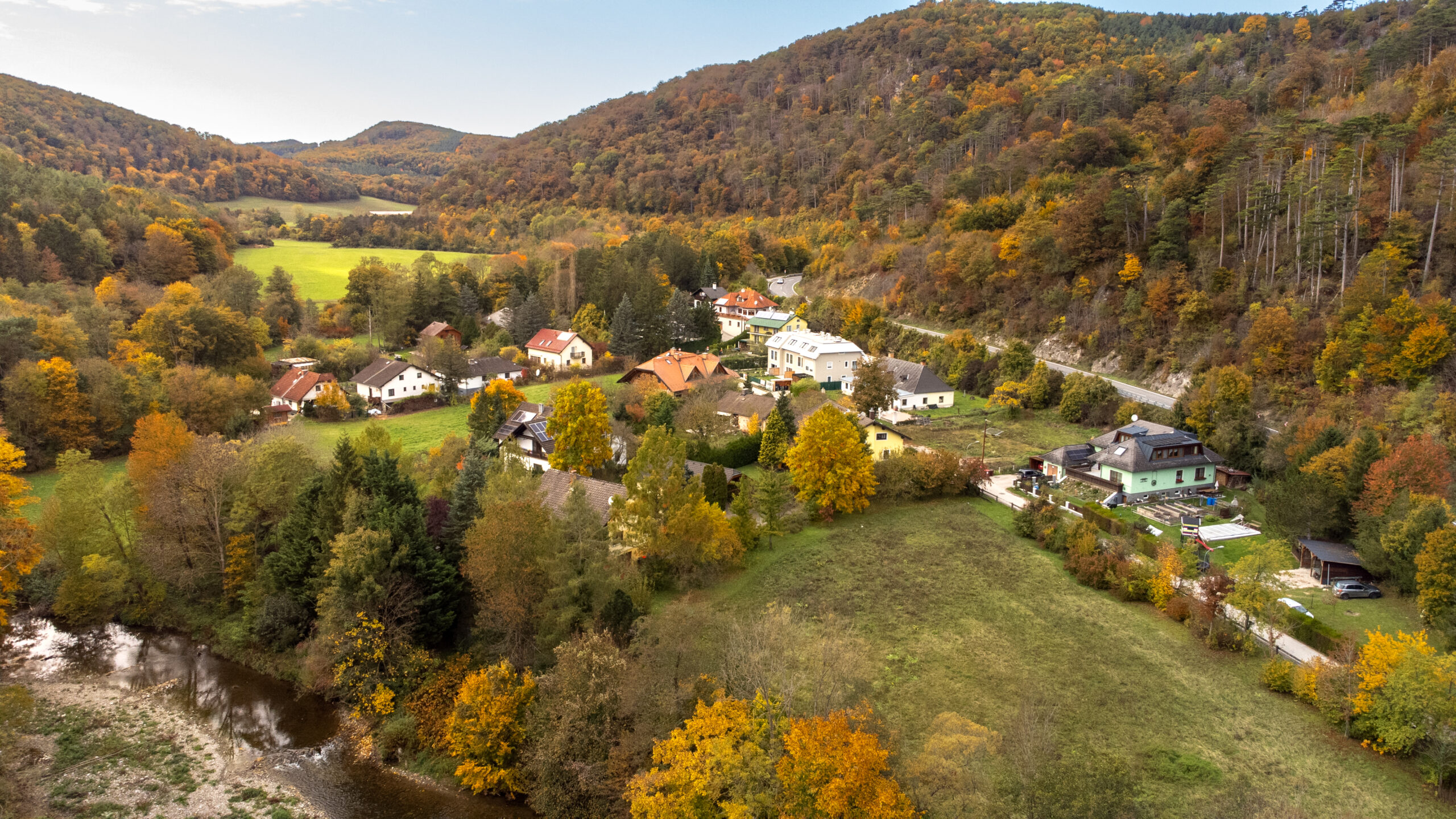 Wellness in unmittelbarer Nachbarschaft -Drohnenfoto Krainerhüttensiedlung - nur wenige Minuten vom Hotel Krainerhütte entfernt